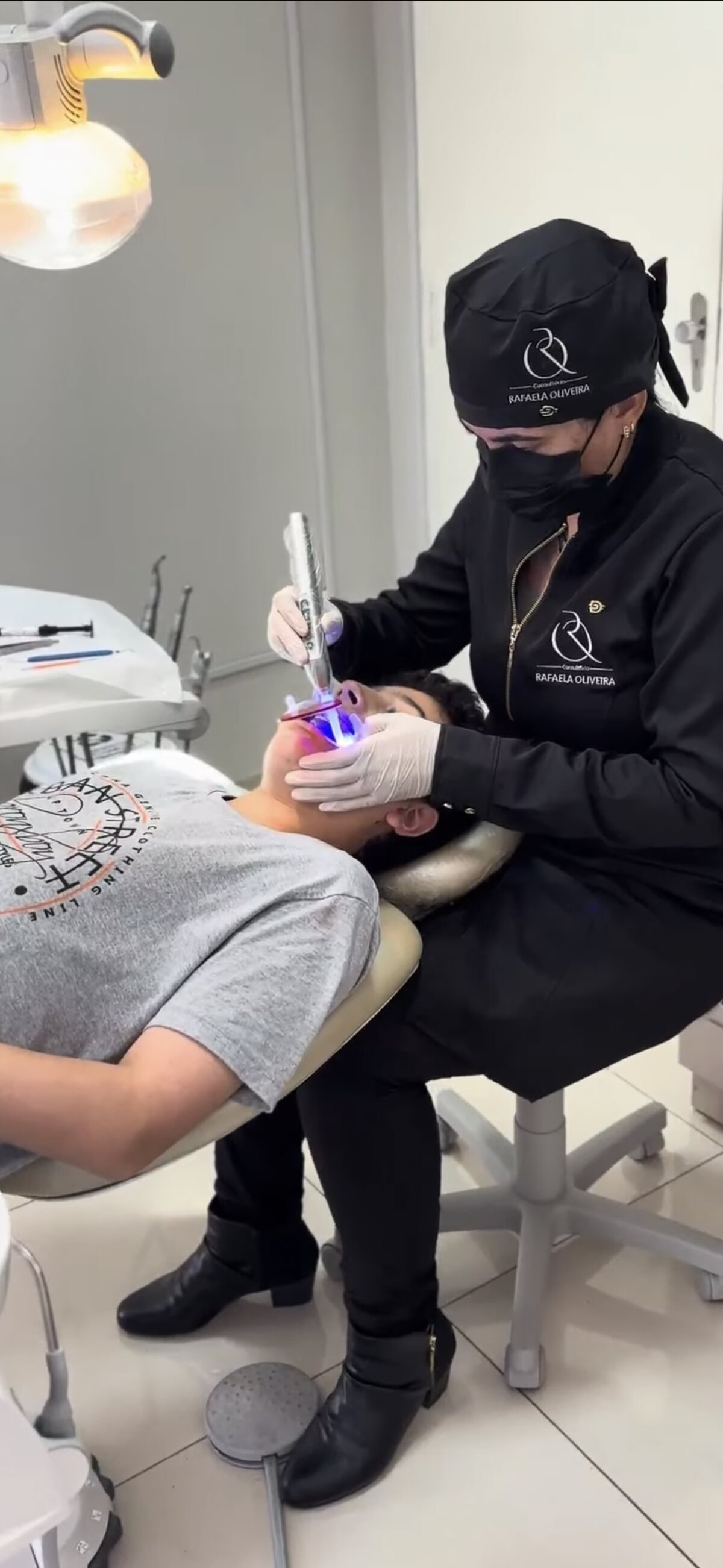 Dra. Rafaela, cirurgiã-dentista, instalando aparelho ortodôntico fixo na Odontologia Oliveira