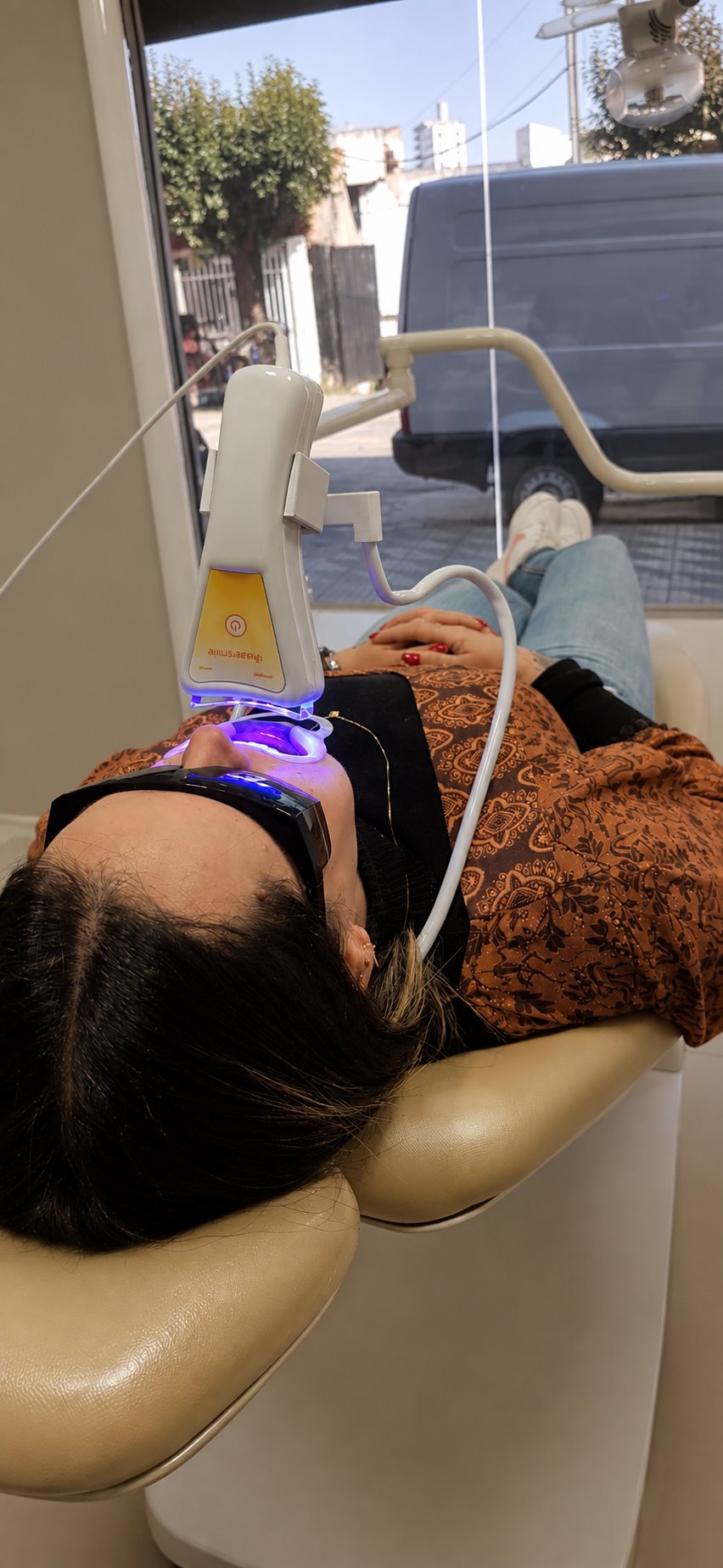 Atendimento de clareamento dental no consultório da Odontologia Oliveira, em Pouso Alegre