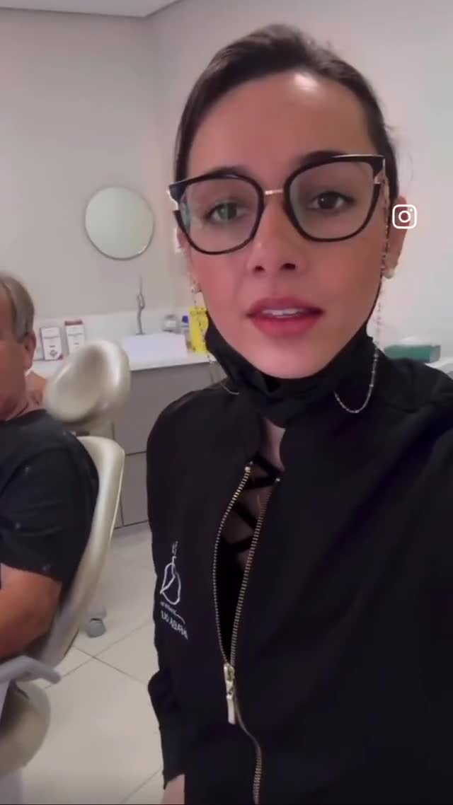Depoimento em vídeo de paciente sobre tratamento com implantes dentários