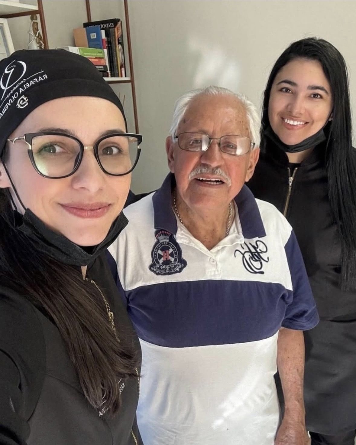 Profissional da Odontologia Oliveira acompanhando paciente durante tratamento de implante