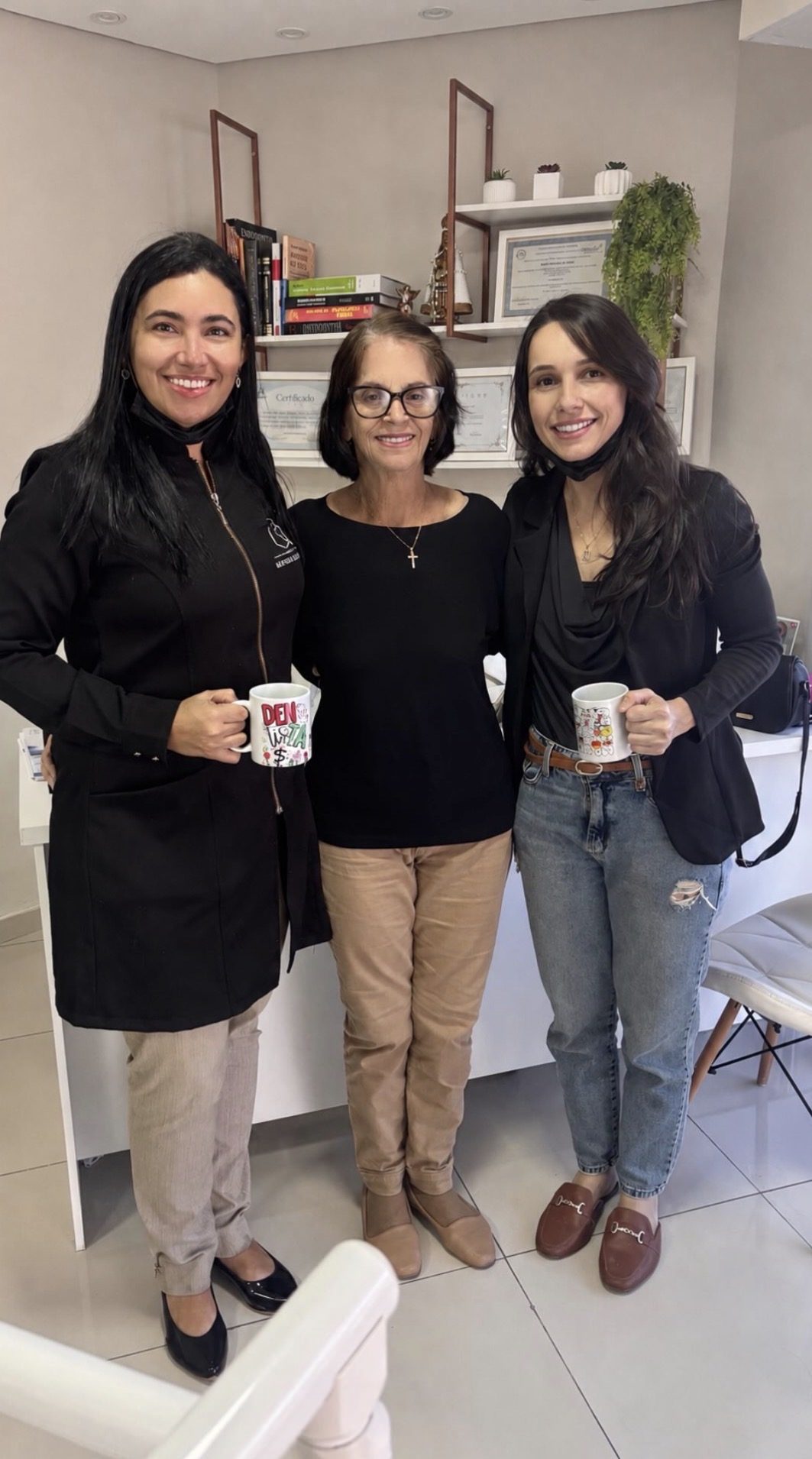 Equipe da Odontologia Oliveira com paciente no consultório