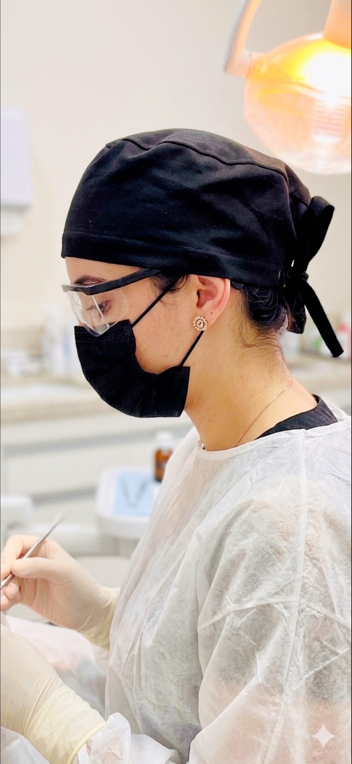 Profissional da Odontologia Oliveira durante avaliação de caso