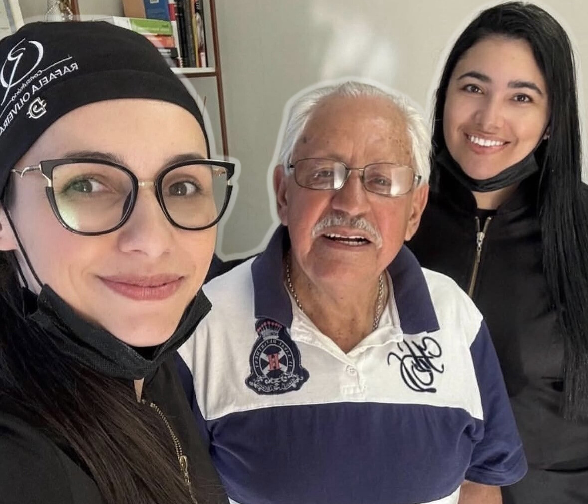 Paciente atendido pela equipe da Odontologia Oliveira, tratamento de prótese removível
