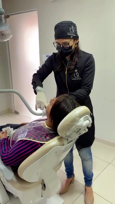 Dentista da Odontologia Oliveira fazendo a moldagem da arcada de um paciente