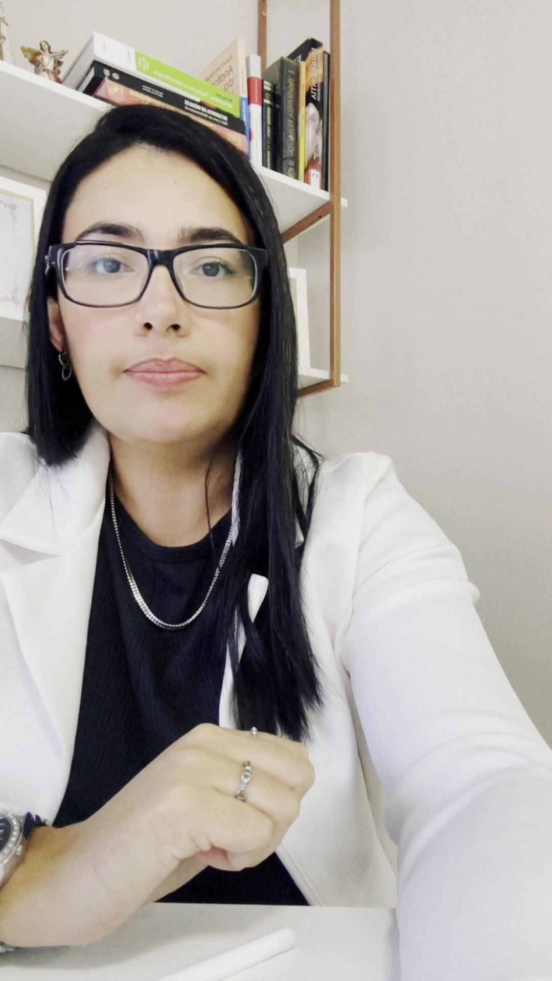 Dentista da Odontologia Oliveira explicando avaliação de siso pelo raio-x